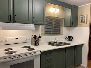 Private kitchen - 2 BR house, close to national parks and ski hill (Golden)