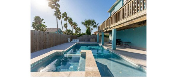 Pool - 2-bedroom condo on SPI with AC, views of the Gulf and steps to the beach access (South Padre Island)