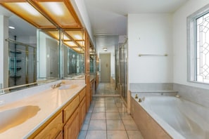 Towels, soap, toilet paper - 2-bedroom condo on SPI with AC, views of the Gulf and steps to the beach access (South Padre Island)