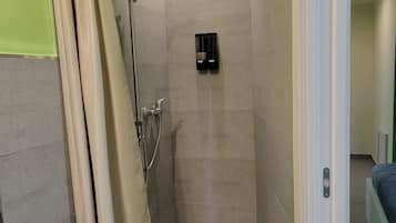 Dubbelrum | Badrum | Dusch, hårtork, handdukar och tvål