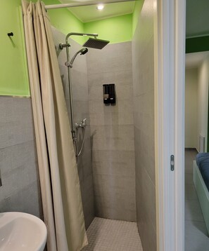 Doppelzimmer | Badezimmer | Dusche, Haartrockner, Handtücher, Seife