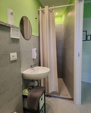 Ducha, secador de pelo, toallas, jabón