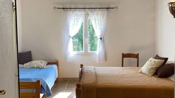 Fer et planche Ă repasser, accĂšs Internet, draps fournis