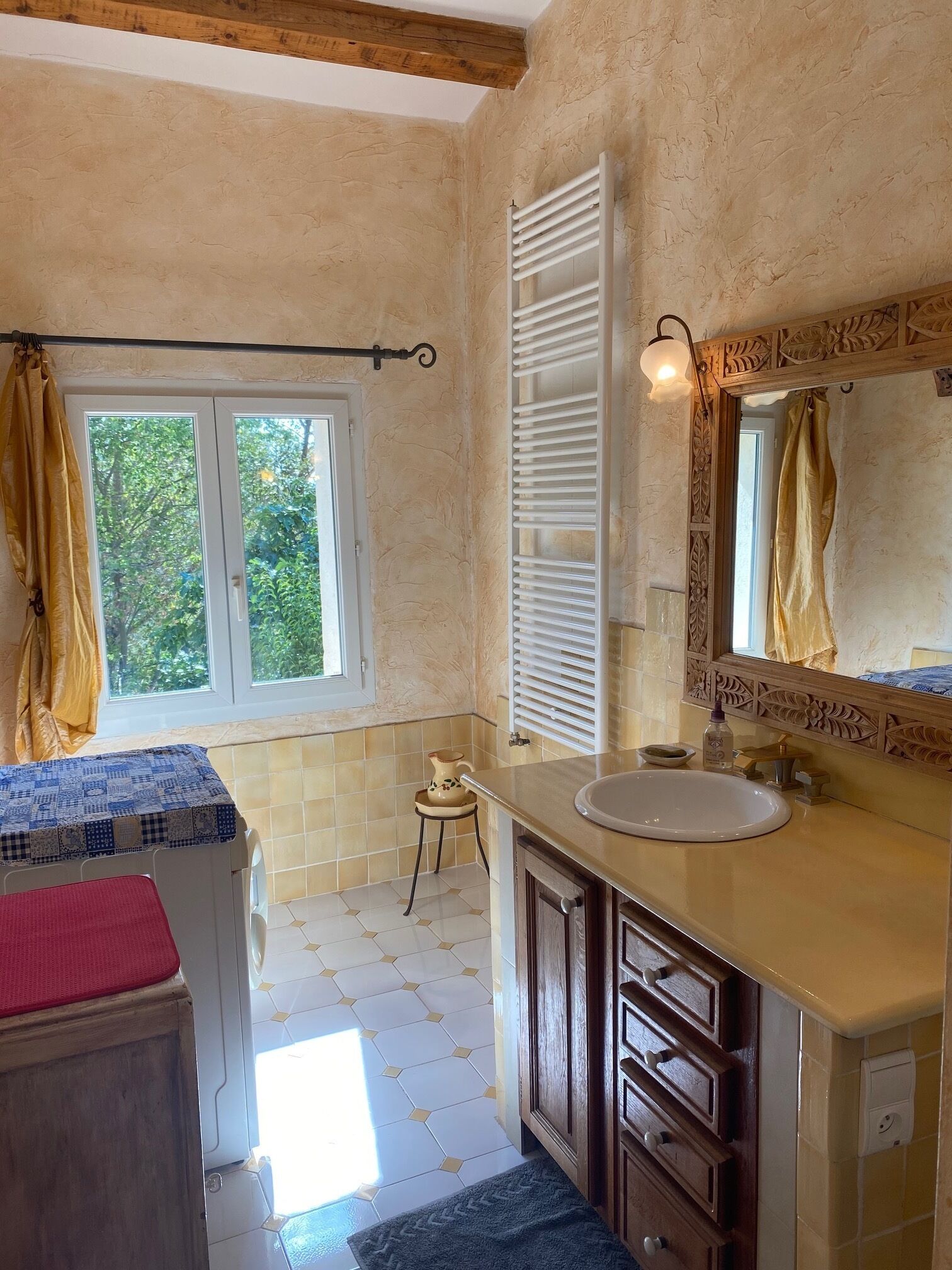 Douche, sèche-cheveux, savon, papier toilette