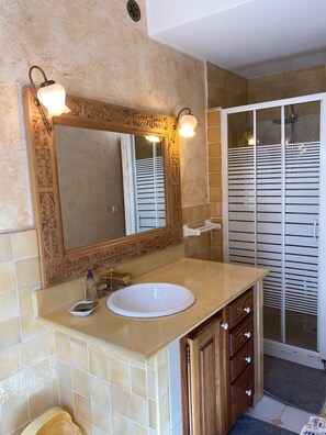 Douche, sèche-cheveux, savon, papier toilette