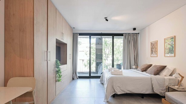 A modern bedroom with a large bed, a desk, and a chair. - MOT Rentals + Black Ravignani 1A - 3 pax Loft Palermo Hollywood (Buenos Aires)
