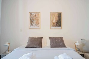 4 habitaciones, escritorio y tabla de planchar con plancha 