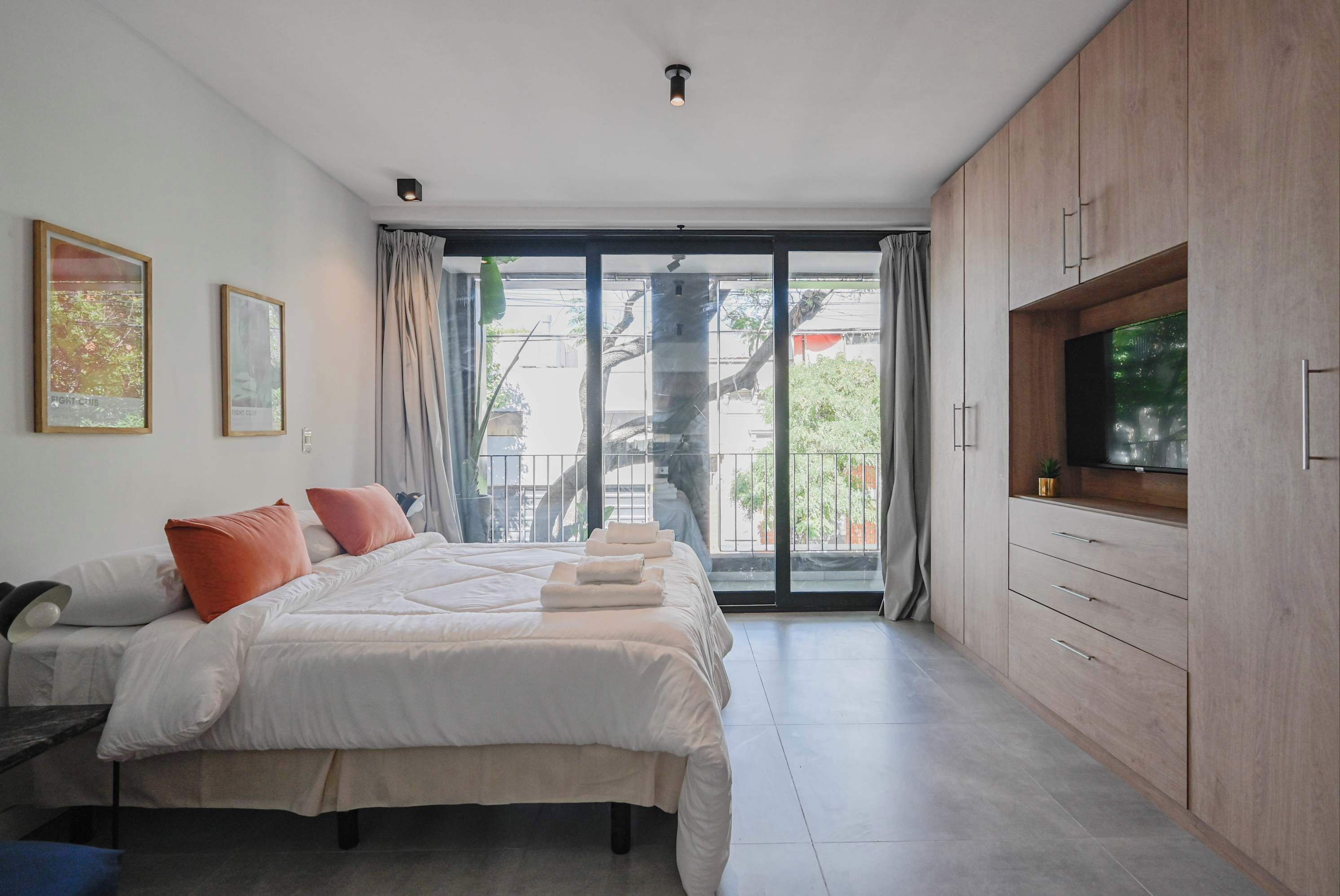 Escritorio, tabla de planchar con plancha, cuna de viaje y wifi 