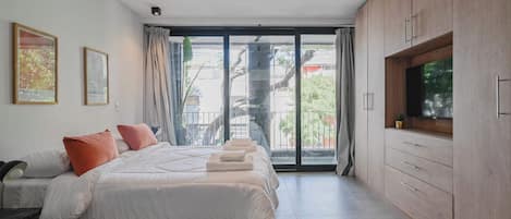 Escritorio, tabla de planchar con plancha, cuna de viaje y wifi