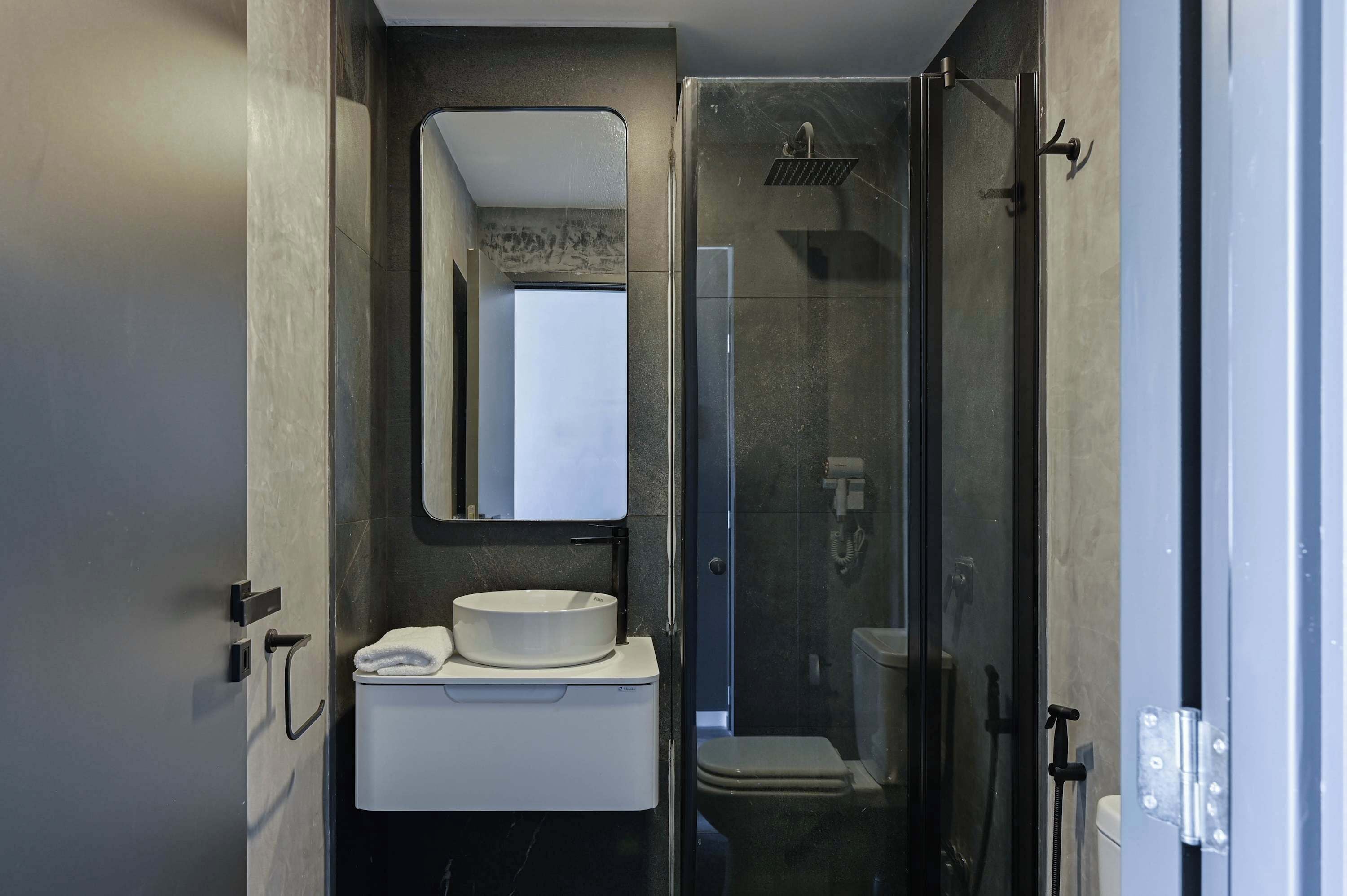 Douche, sèche-cheveux, serviettes fournies