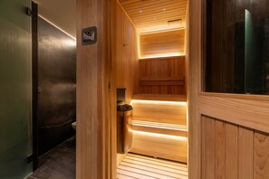 Sauna, jossa on puuseinät ja penkki.