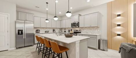 Refrigerador, microondas, horno y parrilla de estufa