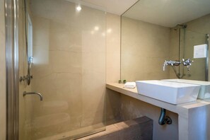 Een douche, een haardroger, handdoeken