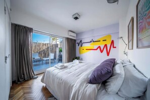 Een strijkplank/strijkijzer, wifi, beddengoed