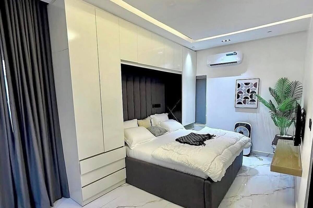 Departamento familiar, balcón, vista a la ciudad | Escritorio, espacio para trabajar con laptop y cortinas blackout