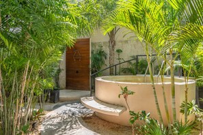Outdoor spa tub - Stylish 2BR Villa with Private Pools and Easy Access to Tulum Beaches (Tulum)