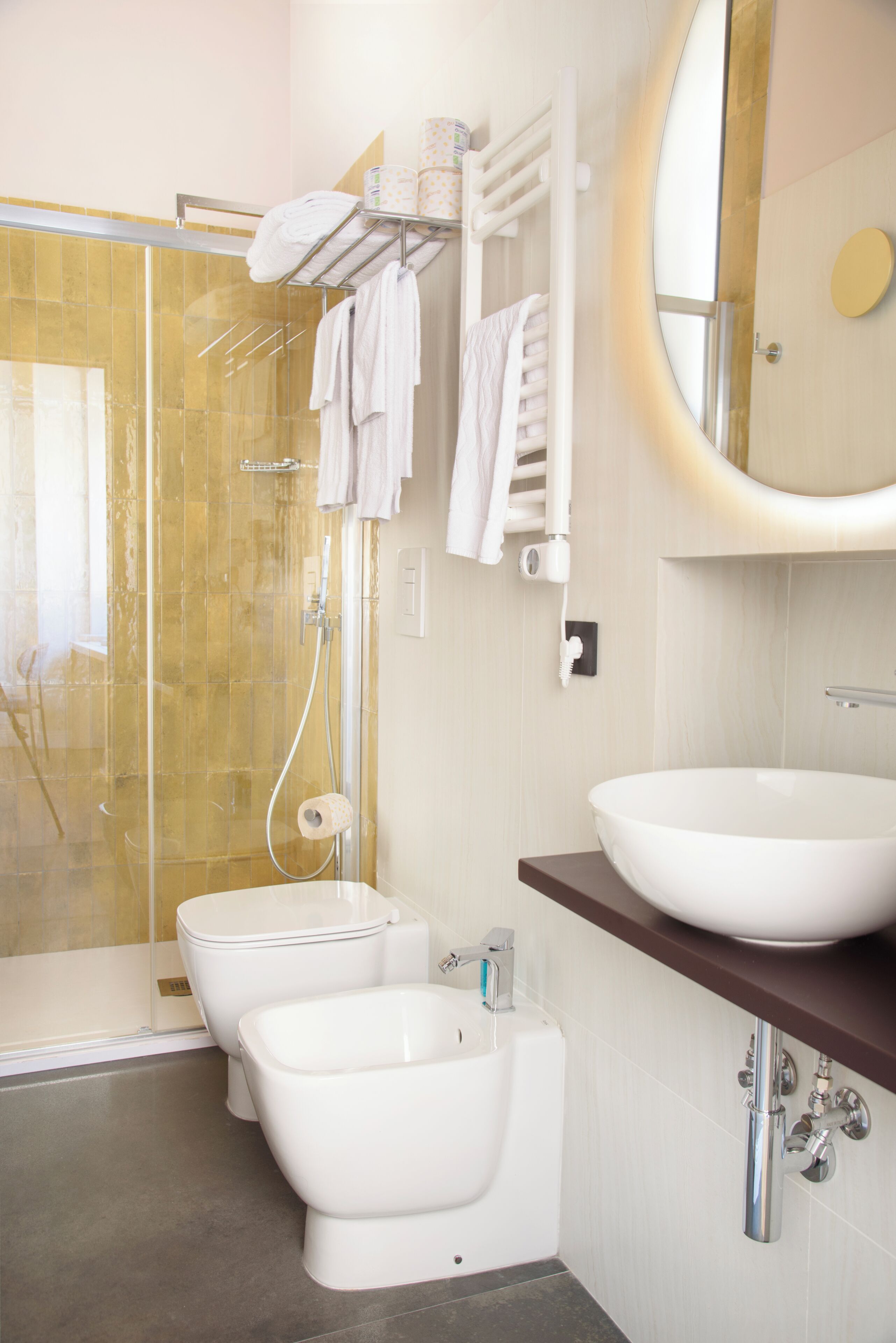 Dusche, Haartrockner, Bidet, Handtücher