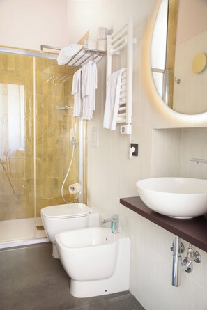 Dusche, Haartrockner, Bidet, Handtücher