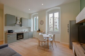 Fridge, microwave, dishwasher, toaster - GuestHost - Cozy 59mq apartment, perfect for 4 people, located on the first floor of a building without a lift (stairs to access it).The property is located in a well-served residential neighborhood, adjacent to the Historic Center.The Central Station, r (La Spezia)