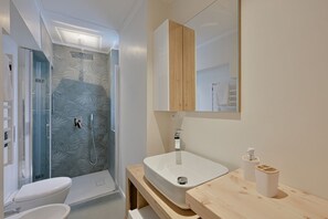 Shower, bidet, towels - GuestHost - Cozy 59mq apartment, perfect for 4 people, located on the first floor of a building without a lift (stairs to access it).The property is located in a well-served residential neighborhood, adjacent to the Historic Center.The Central Station, r (La Spezia)