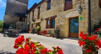 đż B&B Pigeonnier de Labrot - Dordogne 1km - Sarlat 8km. Table d'hĂŽtes. BLEUE