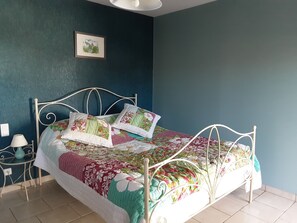 1 dormitori i roba de llit 