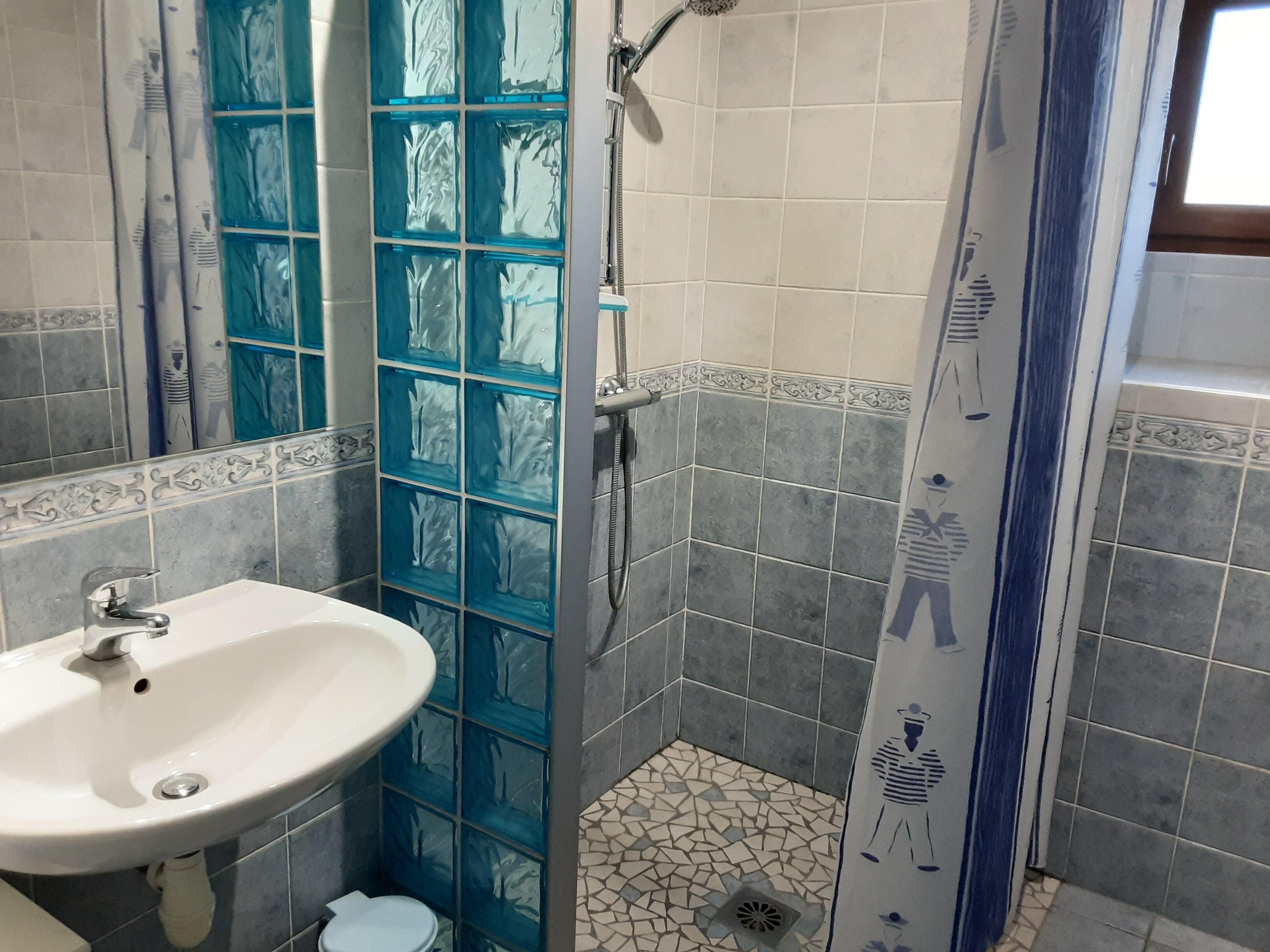 Een haardroger, handdoeken, toiletpapier