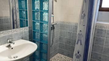 Een haardroger, handdoeken, toiletpapier