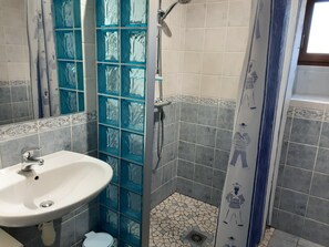 Assecador de cabells, tovalloles i paper higiènic 