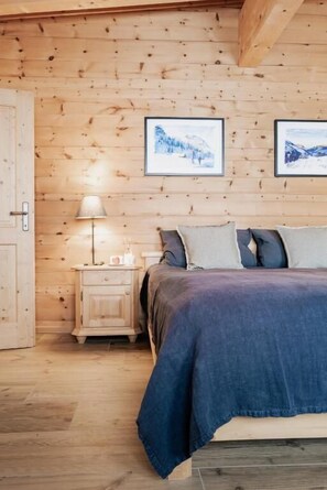 Blackout drapes, free WiFi