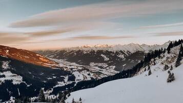 Un paysage de montagne enneigé, sous un ciel dégagé.