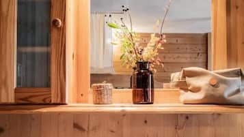 Single Room, Mountain View | Bilik Mandi | Pengering rambut, tuala disediakan, sabun, syampu