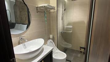 Studio Suite | Bathroom | Shower, towels, soap, shampoo