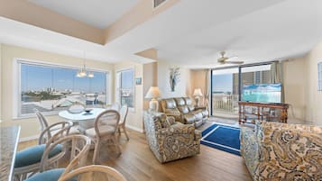 Leilighet – signature, 3 soverom, ikke-røyk, balkong | Oppholdsrom | En 32-tommers smart-TV med digitale kanaler