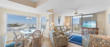 シグネチャー コンドミニアム 3 ベッドルーム 禁煙 バルコニー | リビングルーム | 32 インチのスマートテレビ (デジタル放送視聴可)