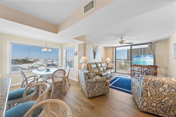 Signature Condo, 3 Bedrooms, Non Smoking, Balcony | Living room | 32-inch Smart TV with digital channels