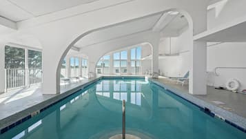 Innendørsbasseng og utendørsbasseng