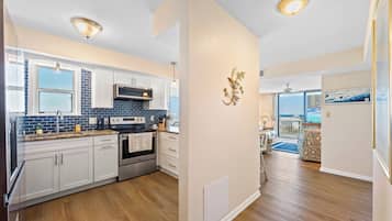 Leilighet – signature, 3 soverom, ikke-røyk, balkong | Eget kjøkken | Kjøleskap, mikrobølgeovn, ovn og kokeplater