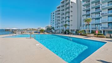 Innendørsbasseng og utendørsbasseng