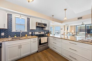 Apartamento Signature, 3 habitaciones, no fumadores, balcón | Cocina privada | Frigorífico, microondas, horno y placa de cocina