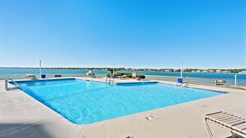 Innendørsbasseng og utendørsbasseng