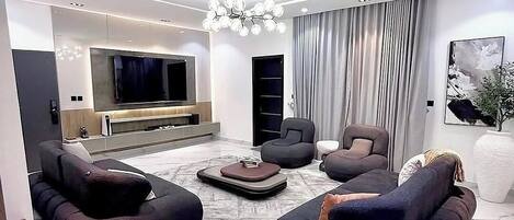 Departamento económico, balcón, vista a la ciudad | Área de sala de estar