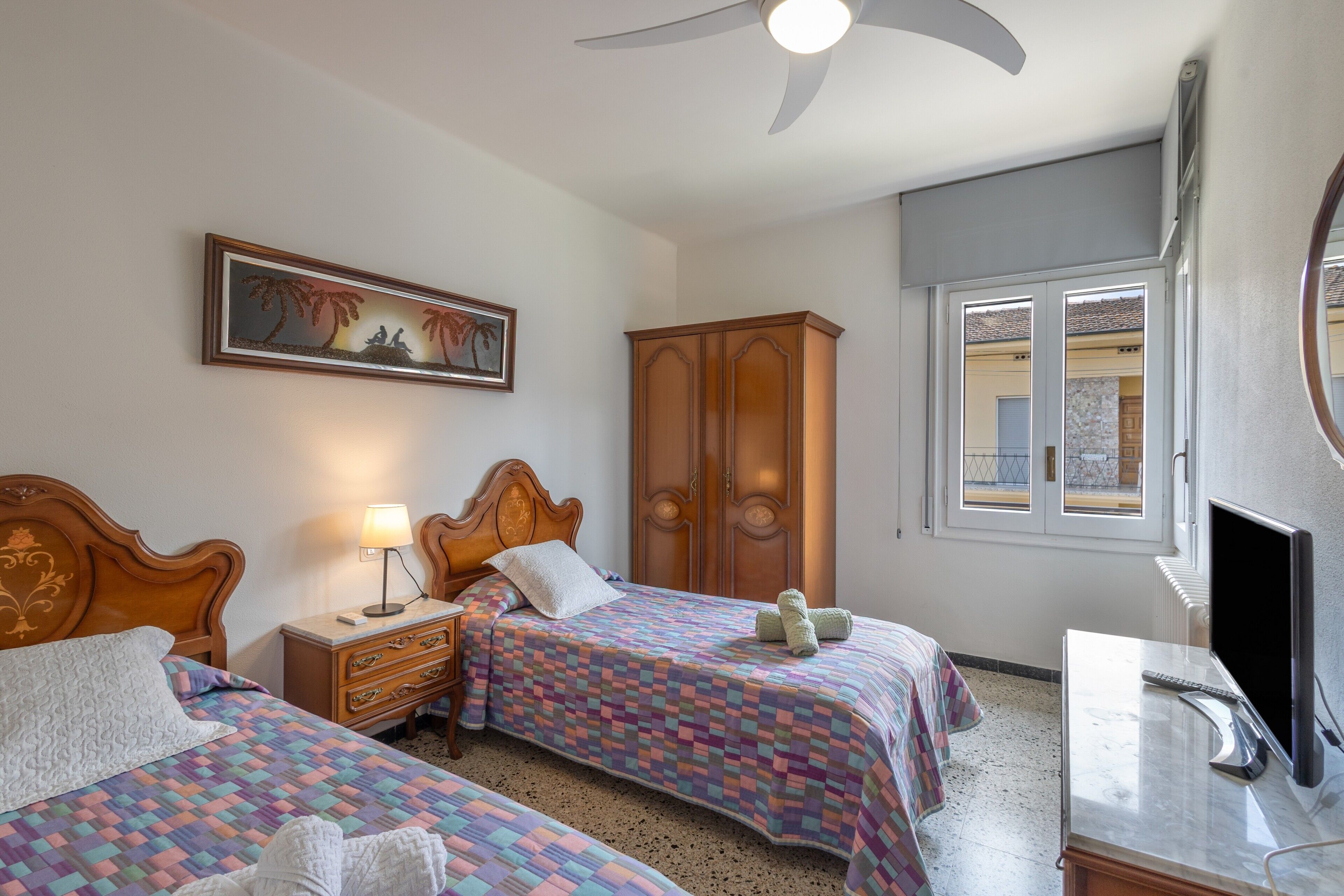 Tabla de planchar con plancha, wifi, ropa de cama
