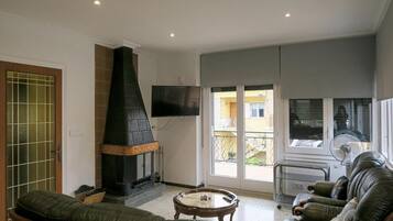 Fernseher, Kamin, Tischtennisplatte