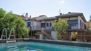 Une propriété résidentielle dotée d’une piscine, d’un escalier et d’un balcon.
