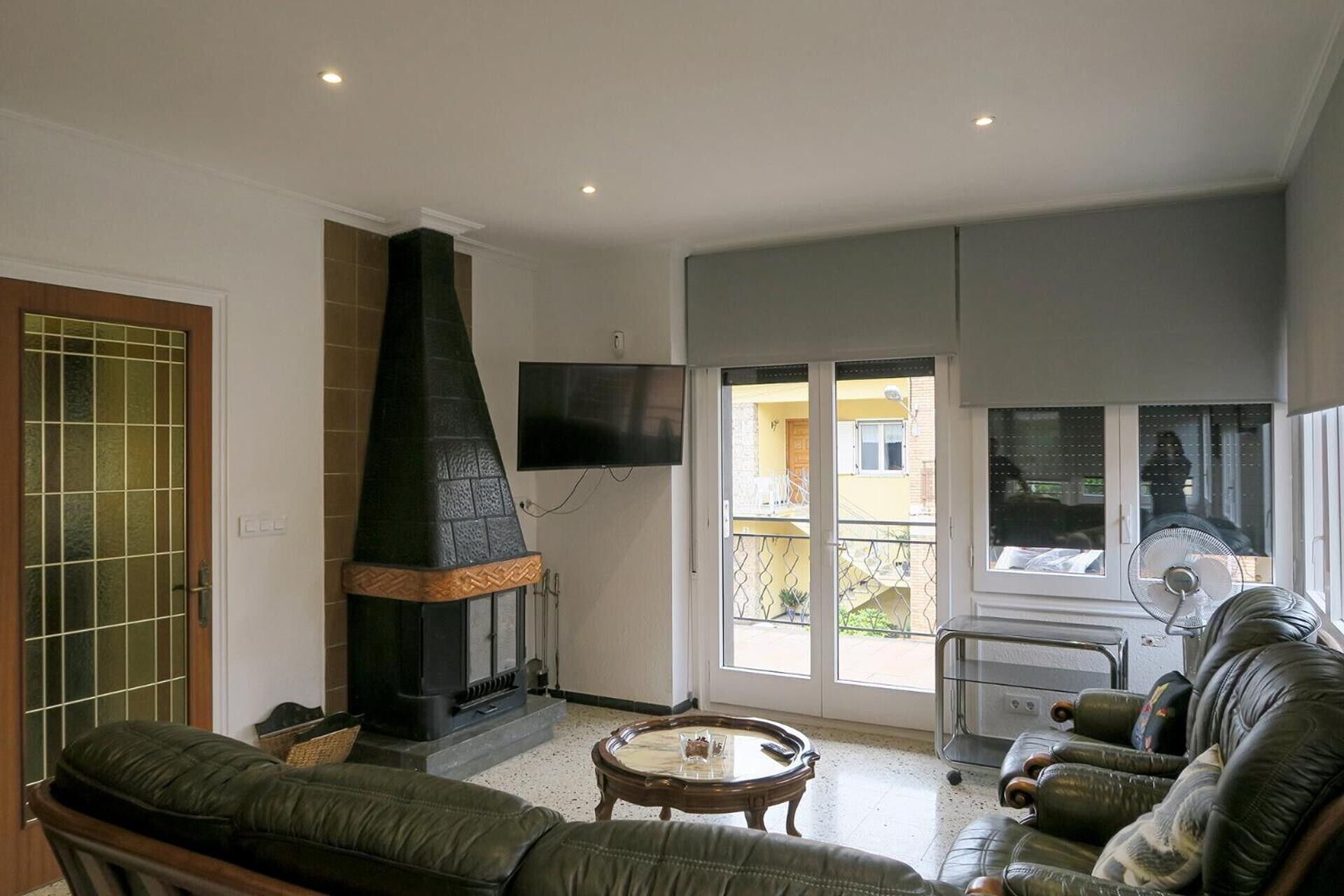 Een televisie, een open haard en een tafeltennistafel