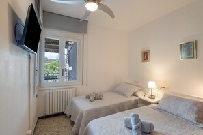 Tabla de planchar con plancha, wifi y ropa de cama 