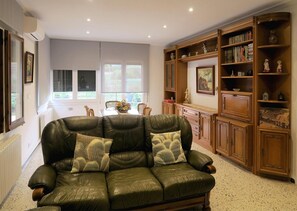 Een televisie, een open haard en een tafeltennistafel