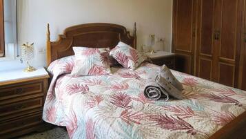 Een strijkplank/strijkijzer, wifi, beddengoed