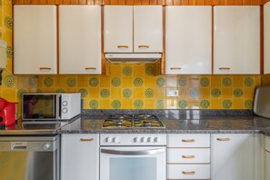 Réfrigérateur, four à micro-ondes, un four, surface de cuisson